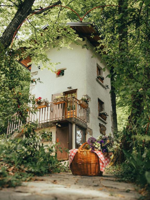a house with a balcony and a basket of flowers at Il Roccolino in Valsecca