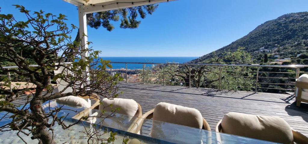 a balcony with chairs and a view of the ocean at Villa Azur Horizon in La Turbie
