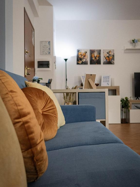 a blue couch sitting in a living room at Casa Vacanze Palidoro Il Plumbaco in Palidoro