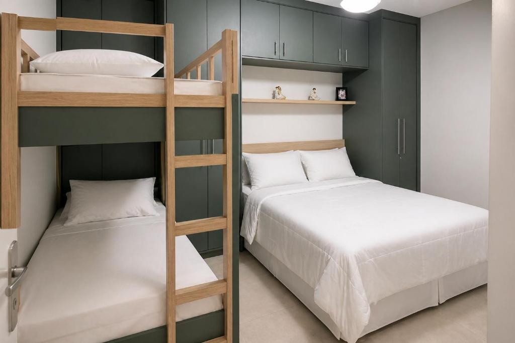 two bunk beds in a room next to each other at Lisboa Hospedaria 300 m da praia do forte in Cabo Frio