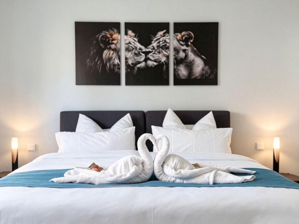 three swans sitting on a bed with three tigers at Suite nähe Klinik, Theme, Parkplatz in Bad Lippspringe