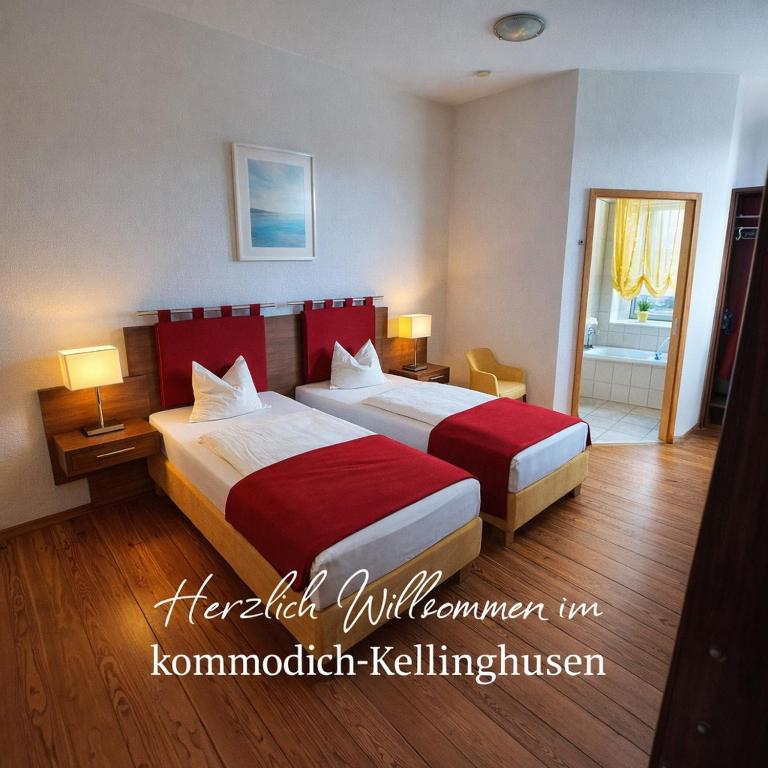 a hotel room with two beds and a window at Hotel Restaurant Kommodich in Kellinghusen