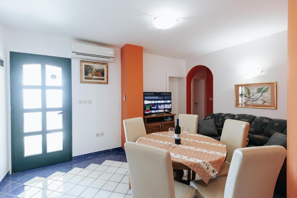 Apartments Kim - Two-Bedroom Apartment With Terrace