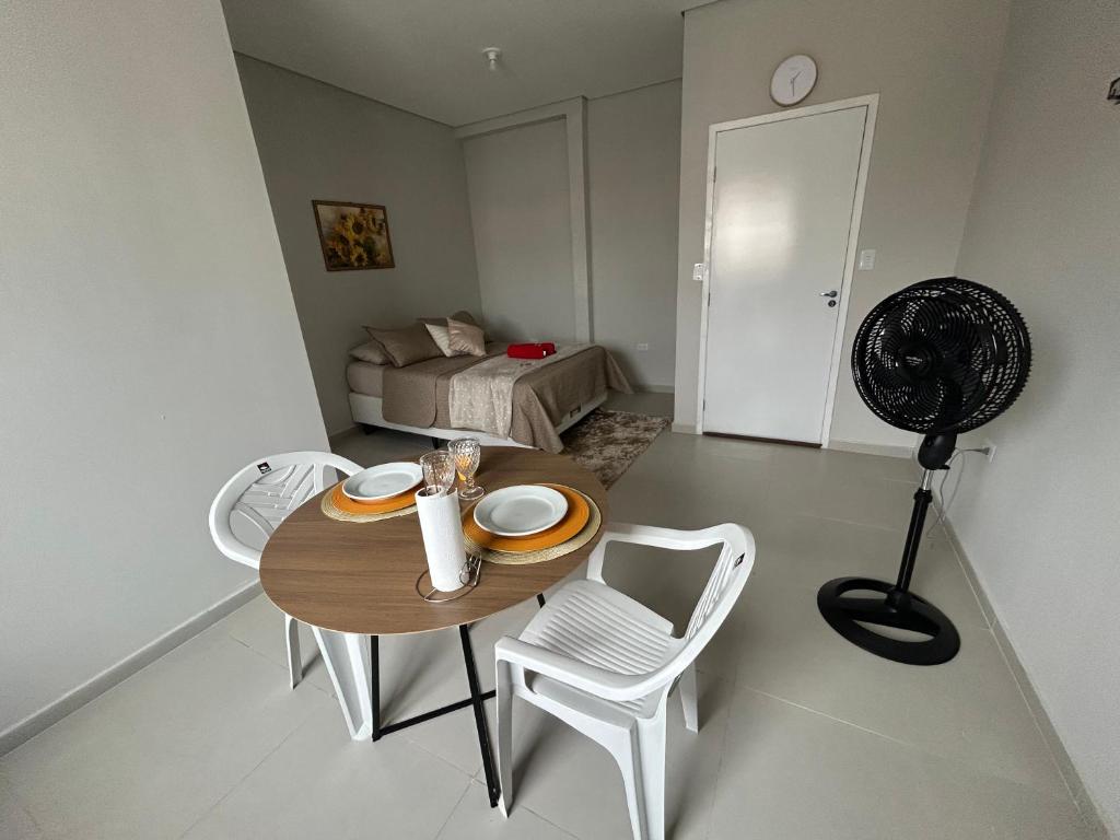 a room with a table and chairs and a bed at 05 Studios centro,proximo a rodoviaria-itapeva sp in Itapeva