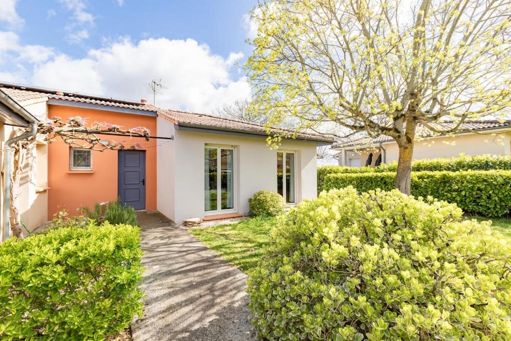 a house with a pathway leading to the front yard at Bon Repos - 2 chambres in Léguevin