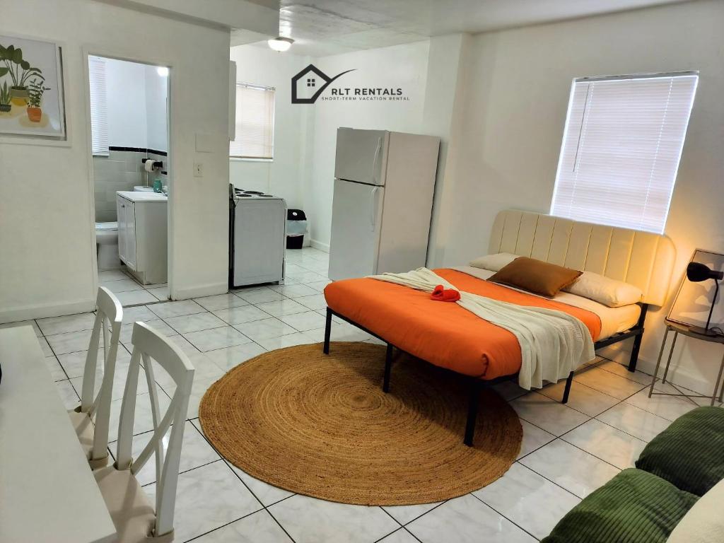 a kitchen with an orange bed in a room at Modern studio in a prime location 112-1 in Hollywood