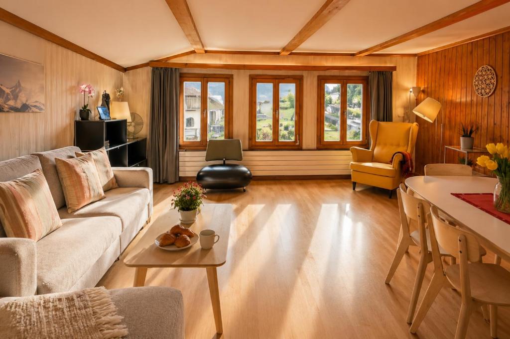 a living room with a couch and a table at CLOUD No3 Schweizer Chalet-Wohnung mit zentraler Klimaanlage in Matten