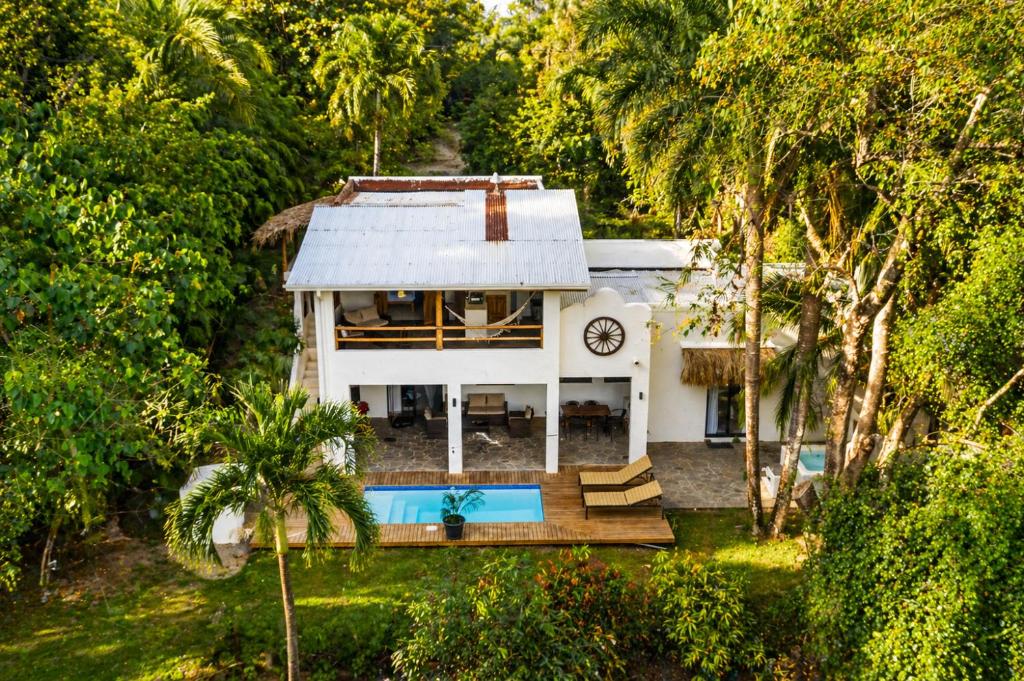 an aerial view of a house with a swimming pool at Villa Ananda in Mal País