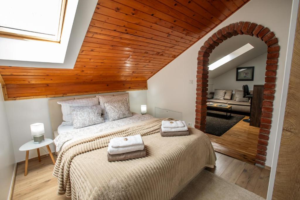 ein Schlafzimmer mit einem Bett, auf dem zwei Handtücher liegen in der Unterkunft UrbanStudio5 in Čakovec