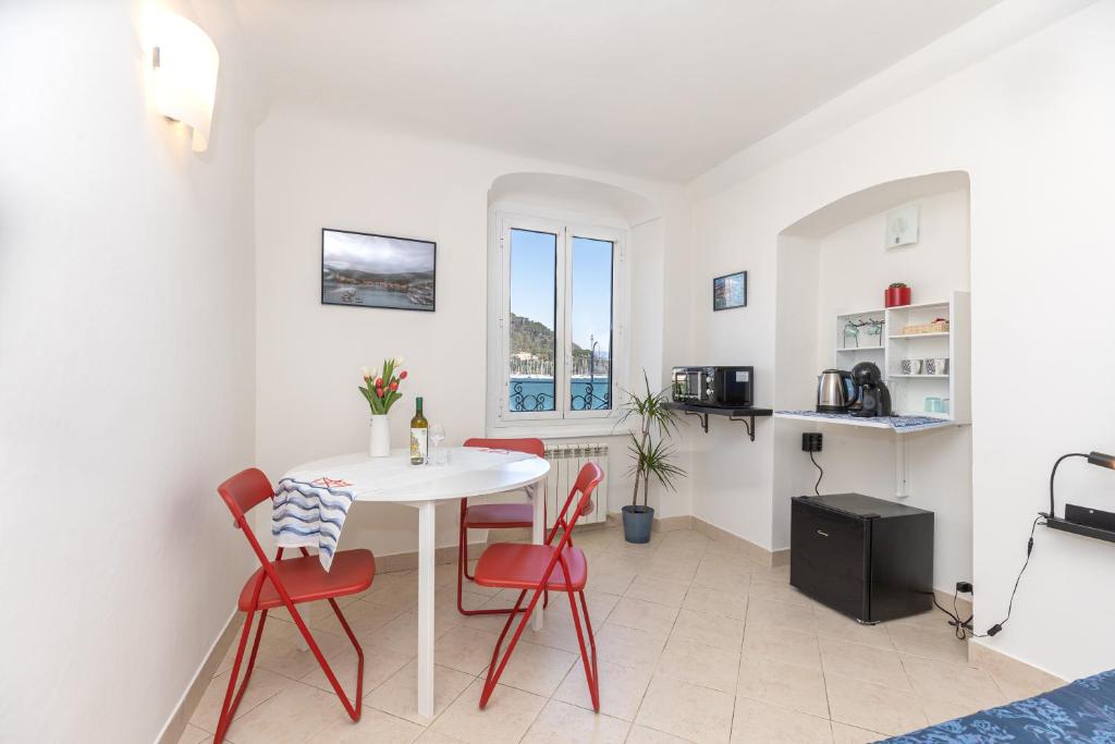 a kitchen and dining room with a table and chairs at Ria Apartment in Le Grazie