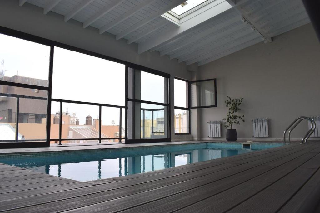 a swimming pool in a building with windows at C&R Departamentos y Hoteles in Mar del Plata