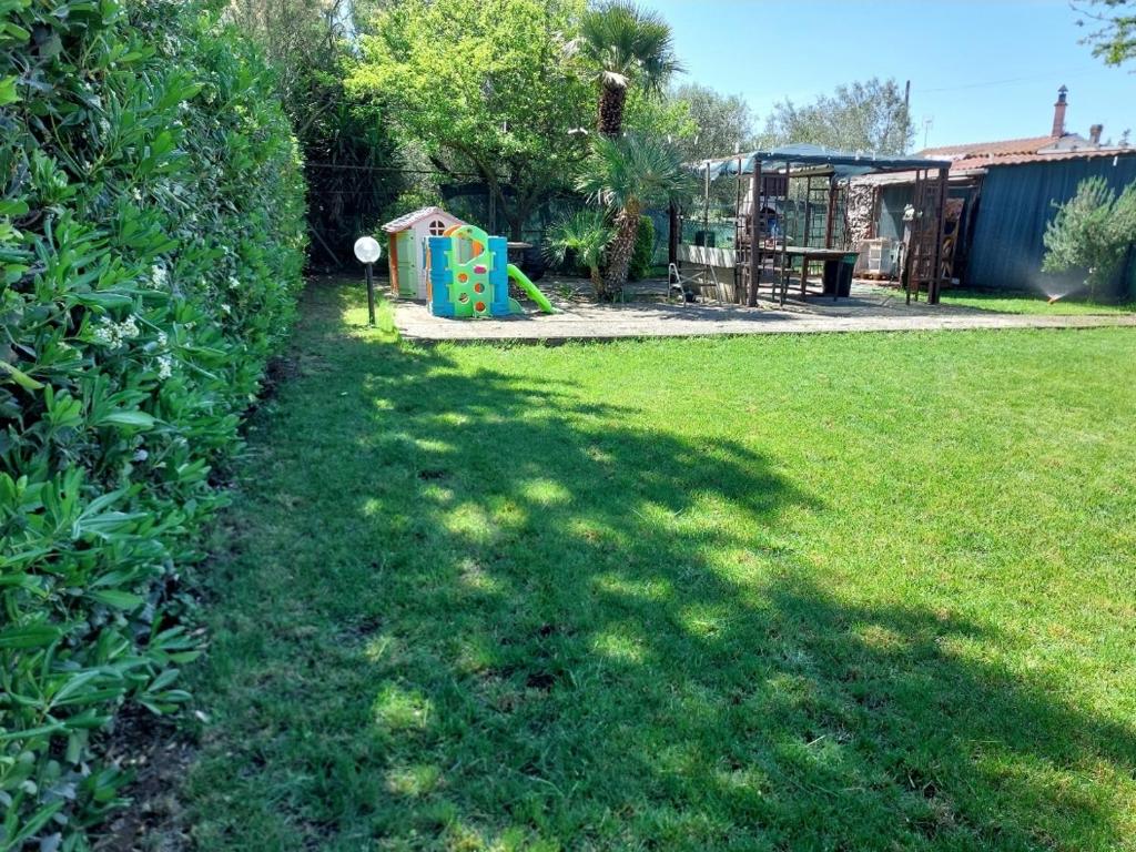 a yard with a playground and afficientfficientfficientfficientfficientfficientfficient at Casa con giardino in Cecina