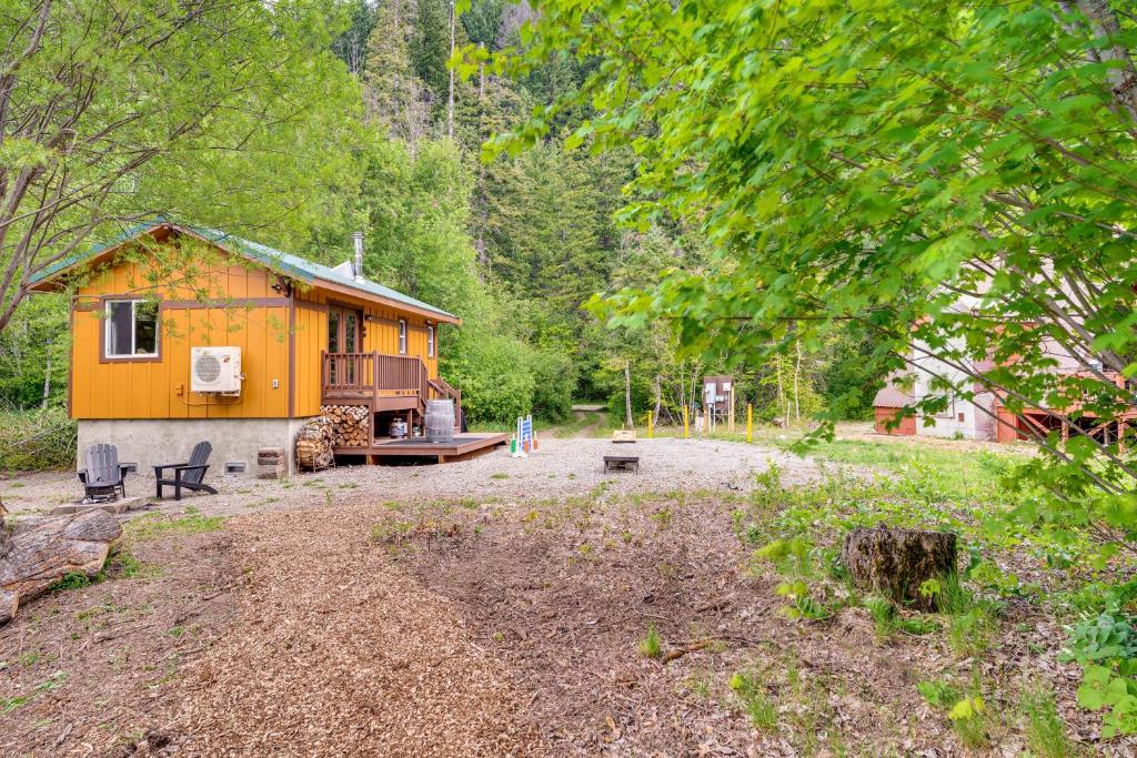 a small house in the middle of a yard at Cle Elum Cabin on the Yakima River! in Cle Elum