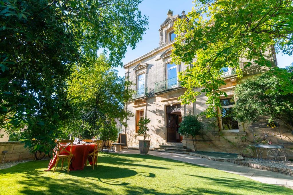 a house with a table and chairs in the yard at Domaine La Cournonsécoise in Cournonsec