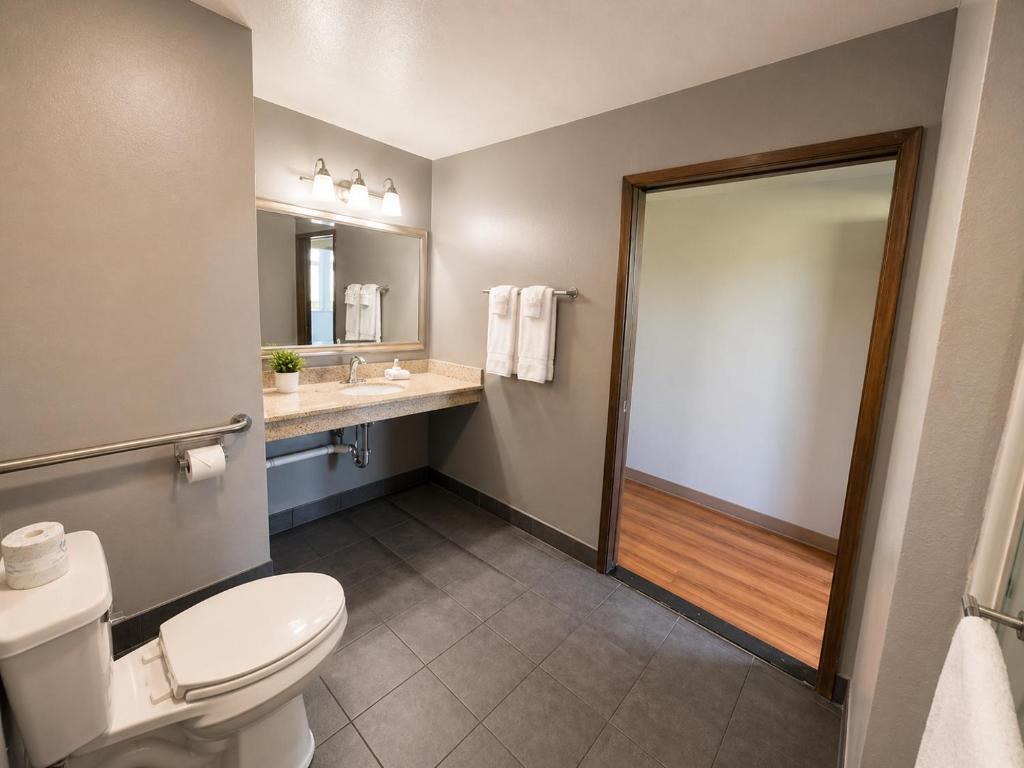 Sunnyside Inn and Suites - 