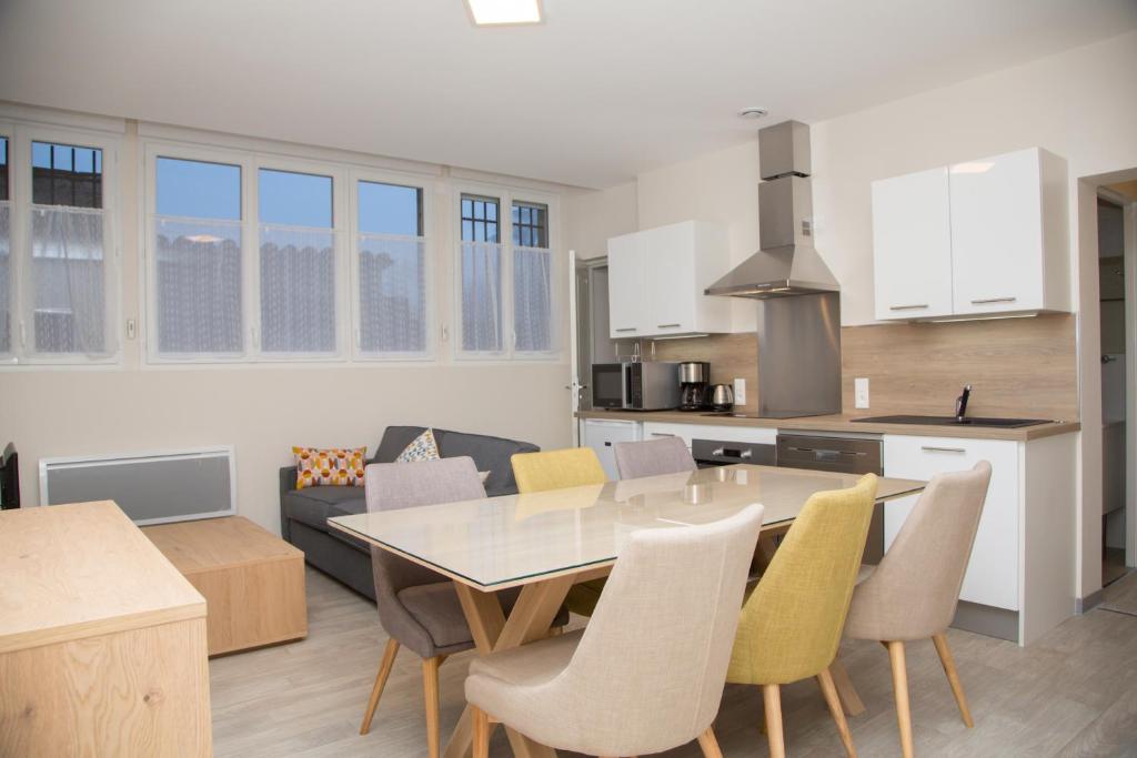 a kitchen and living room with a table and chairs at Albiappart in Albi