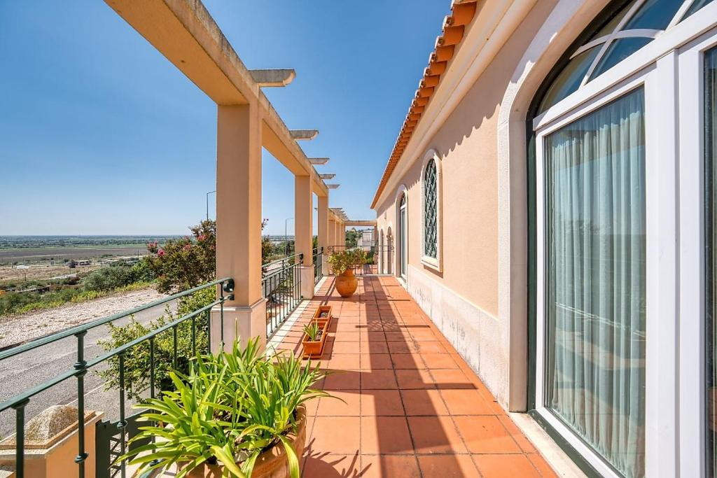 a balcony with a view of the beach at Bela Vista in Azambuja