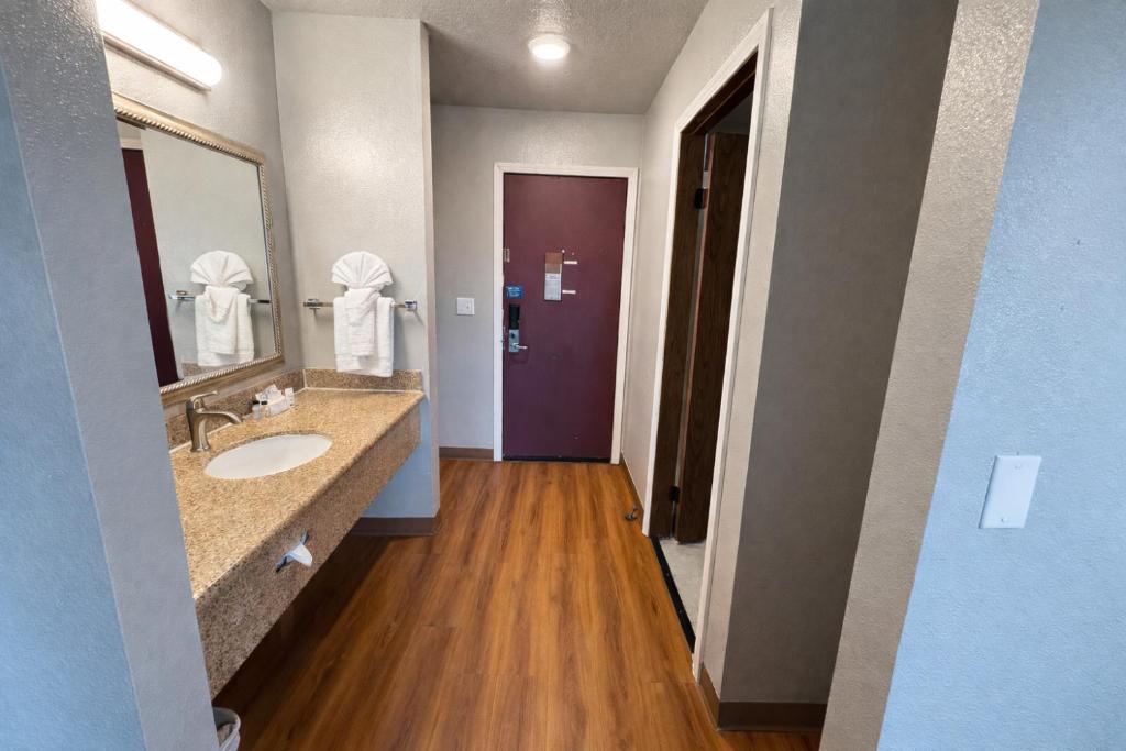 Sunnyside Inn and Suites - 