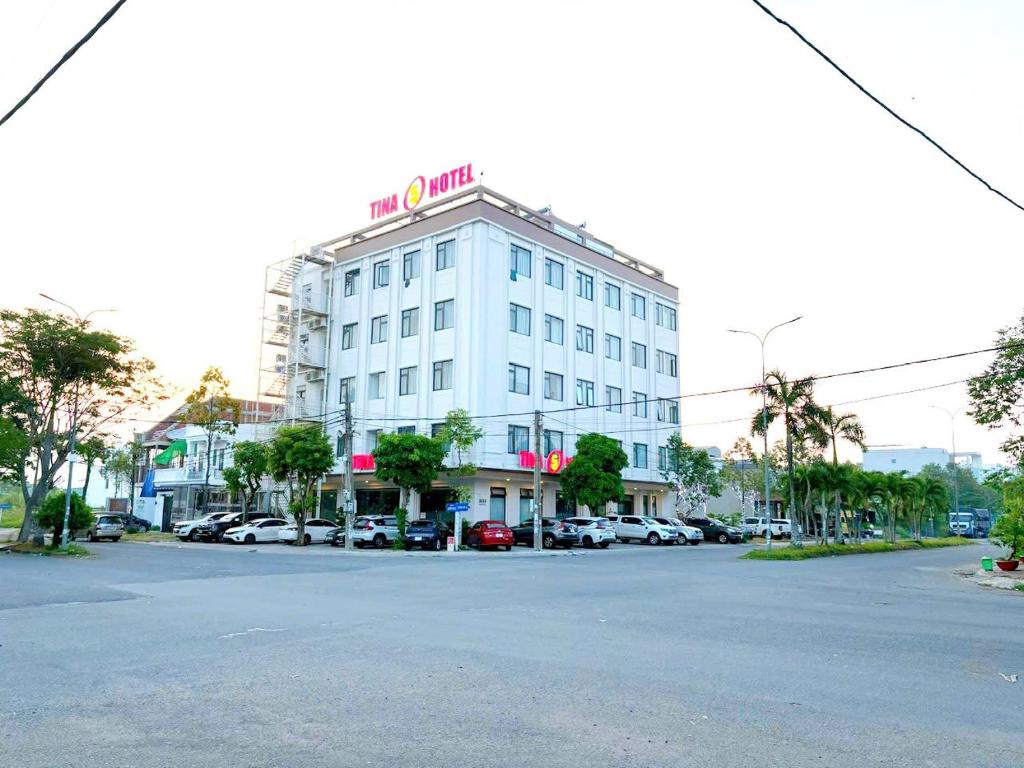 a large white building with a hotel on top of it at Tina 5 hotel cần thơ in Ấp Phú Thạnh (4)
