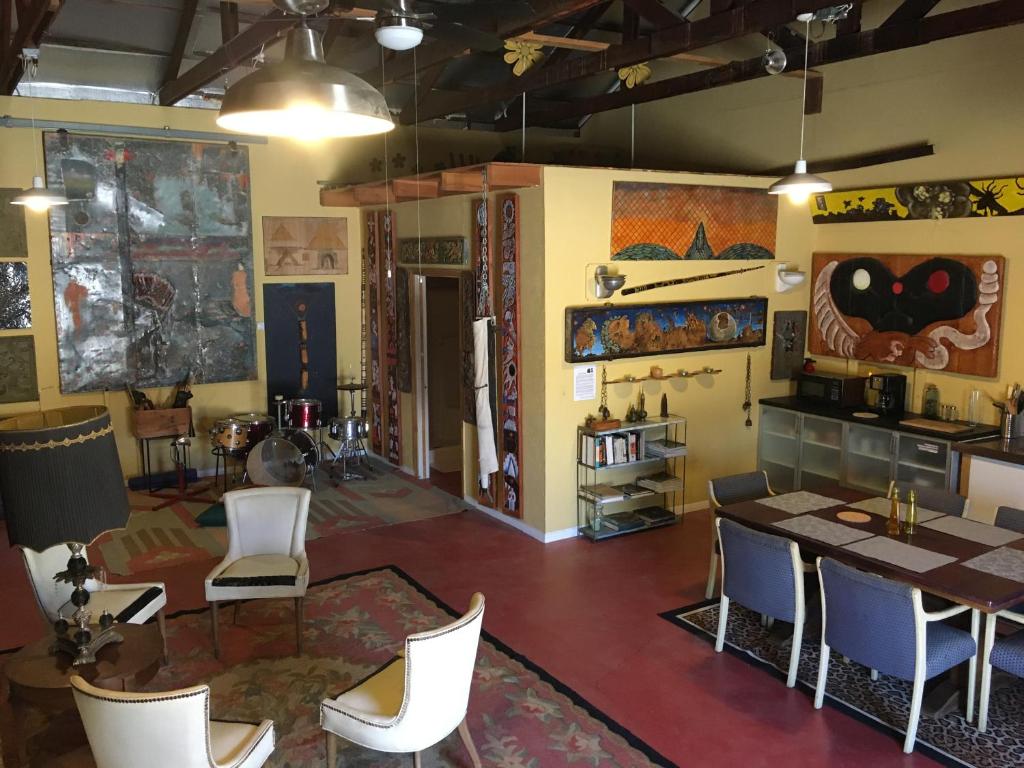 ein Wohnzimmer mit Tisch und Stühlen in der Unterkunft MAGIC MOUNTAIN WAREHOUSE a 1920 RailroadWonderWarehouse in pristine High Desert with Trains in Jacumba