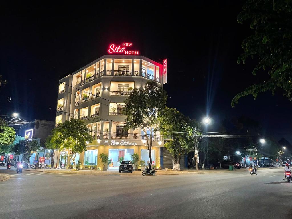 a building with a sign that says ski hotel at night at New Sitơ Hotel in Quảng Ngãi