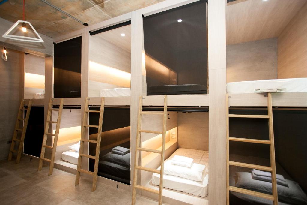 Palanda nebo palandy na pokoji v ubytování Noah's Ark Homestay