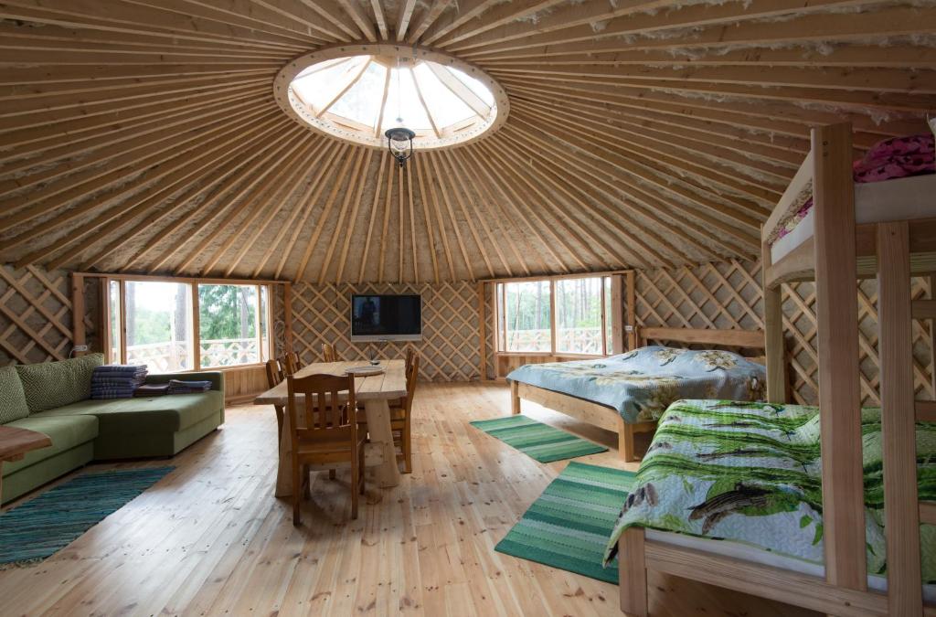Gaugariai的住宿－優圖斯鄉村民宿，一间卧室、一张床和天花板