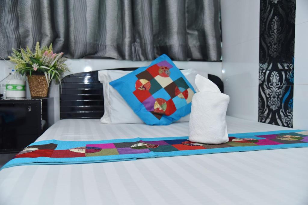 um quarto de hotel com uma cama com uma toalha e uma almofada em David Lounge em Hong Kong