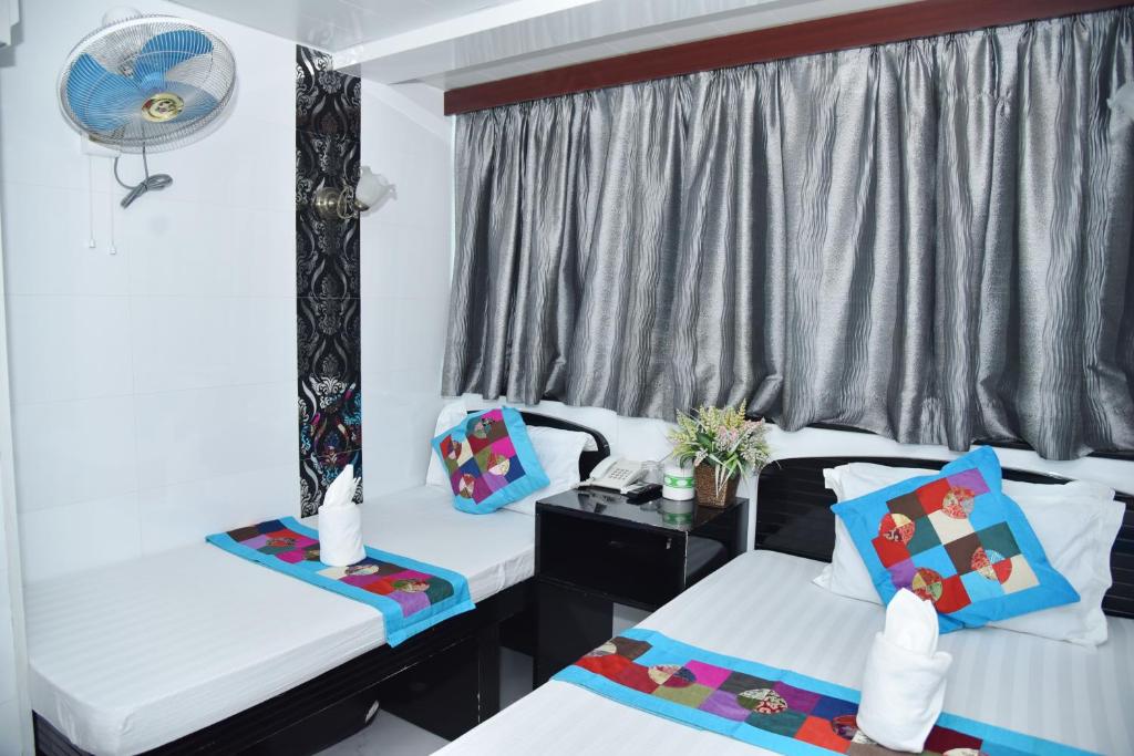 Rúm í herbergi á David Lounge