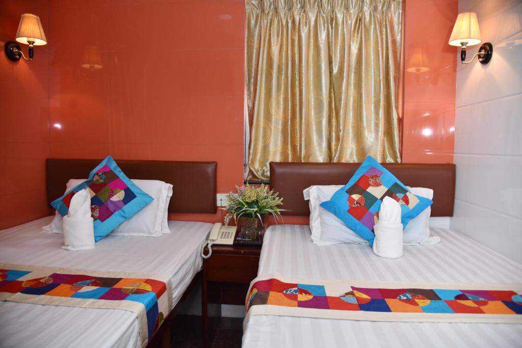 Rúm í herbergi á David Lounge
