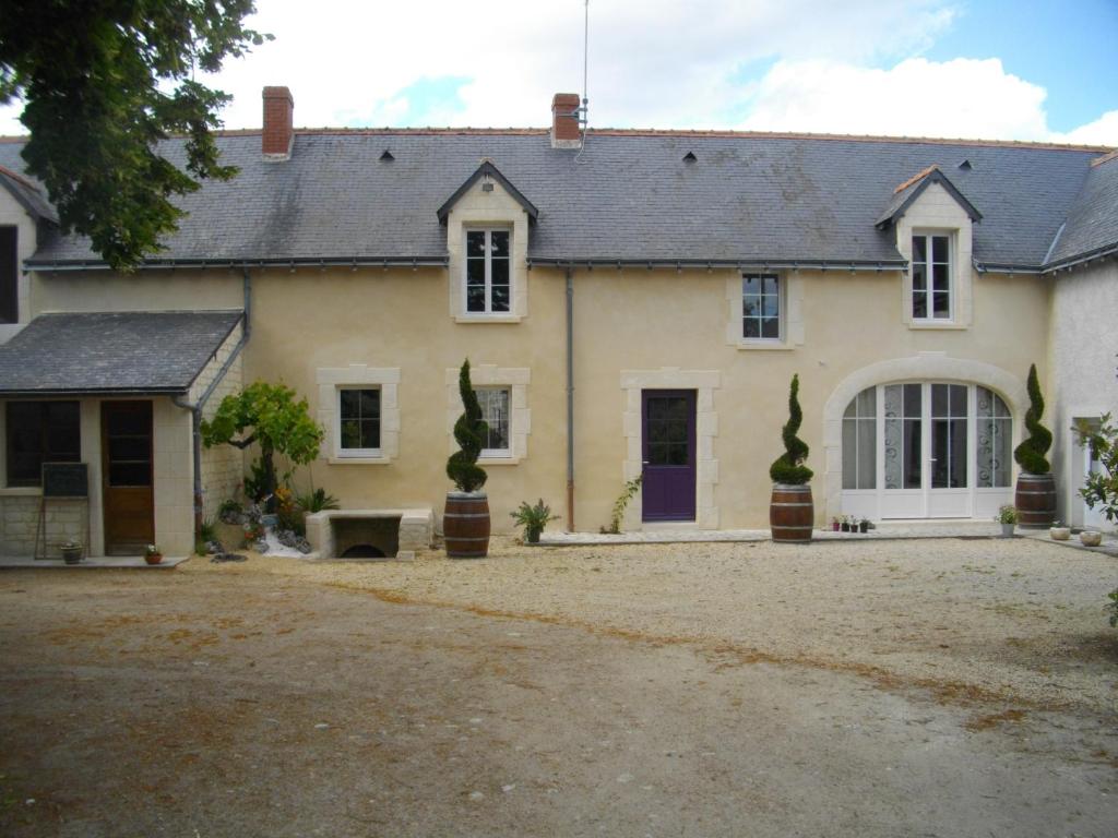 uma casa grande com uma entrada em frente em La Rosée D'Anché em Anché