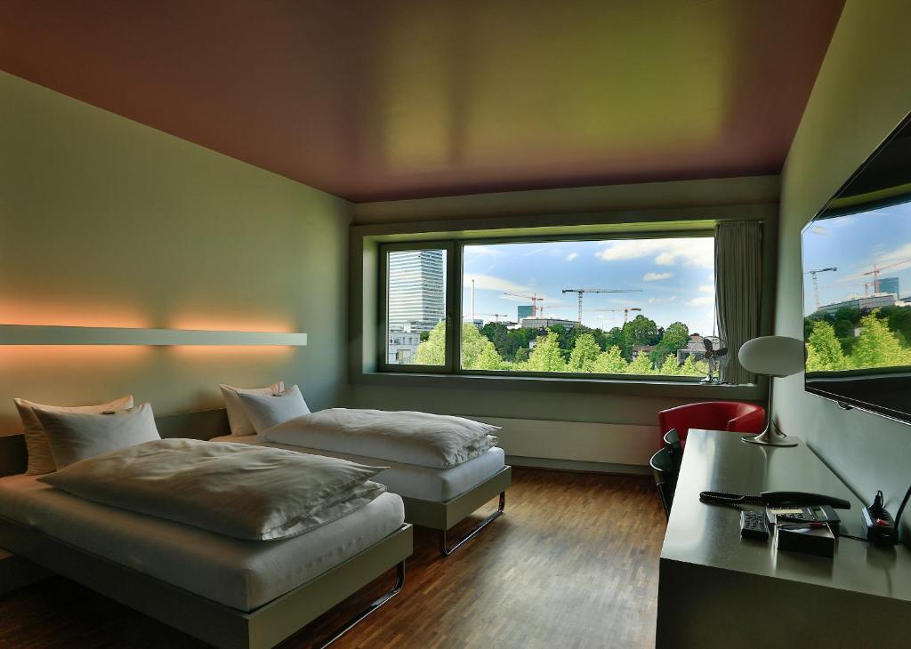 Postel nebo postele na pokoji v ubytování Dasbreitehotel am Rhein