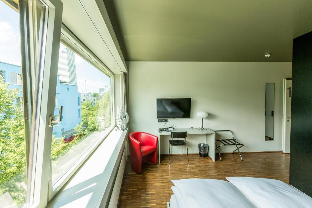 TV a/nebo společenská místnost v ubytování Dasbreitehotel am Rhein