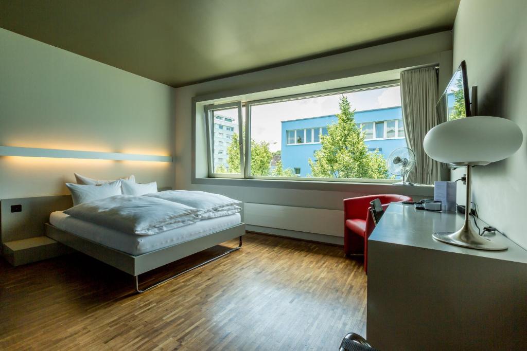 Postel nebo postele na pokoji v ubytování Dasbreitehotel am Rhein