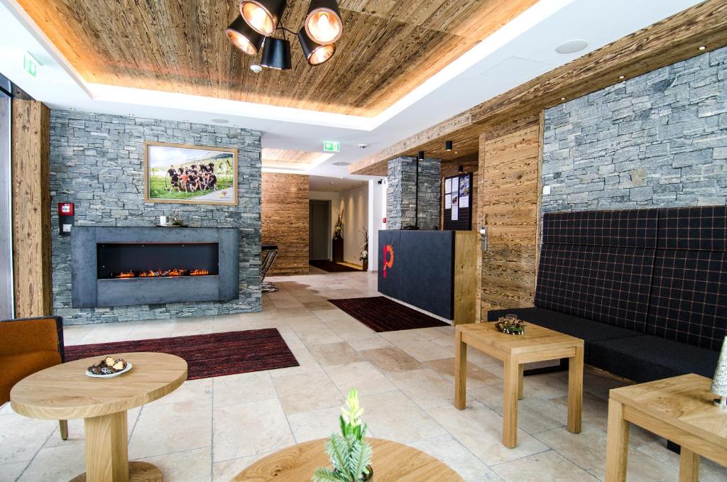 Televízia a/alebo spoločenská miestnosť v ubytovaní Hotel Garni Persutt