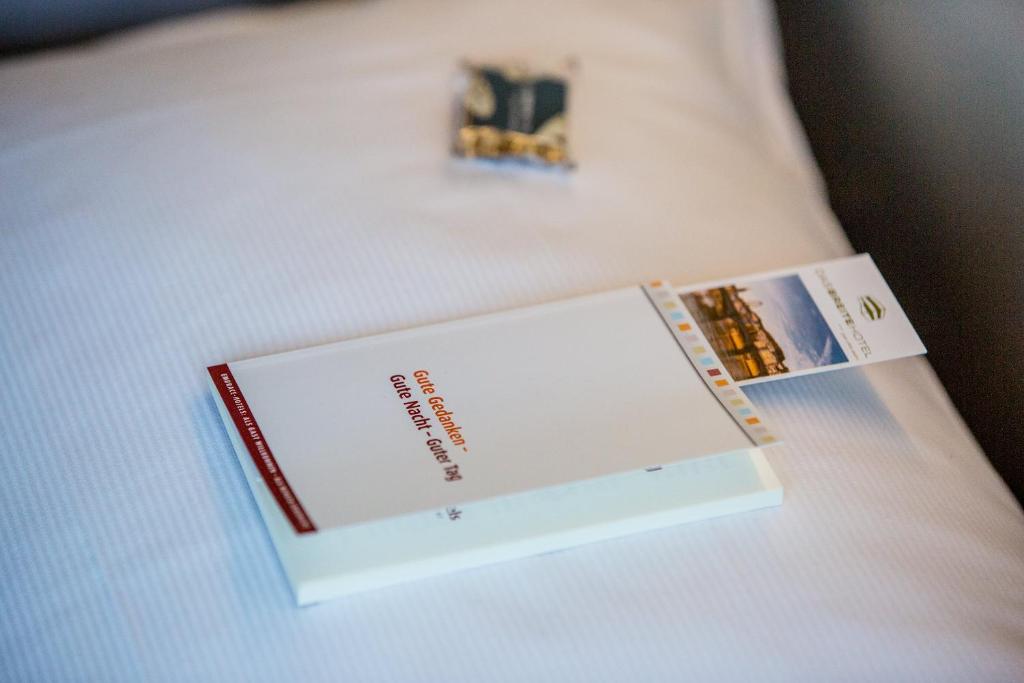 Postel nebo postele na pokoji v ubytování Dasbreitehotel am Rhein