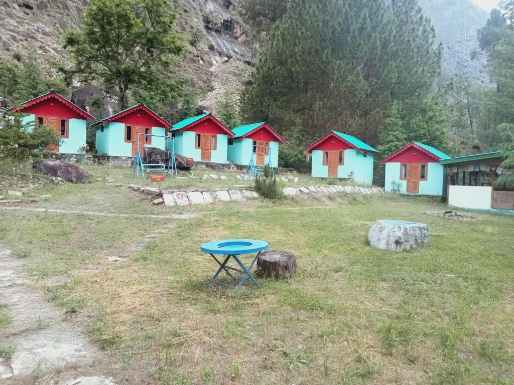 a picnic table in front of a row of houses at Shoolin camping in Jari