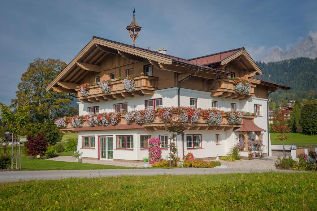 a building with flowers on the side of it at Landhaus Katharina in Ramsau am Dachstein