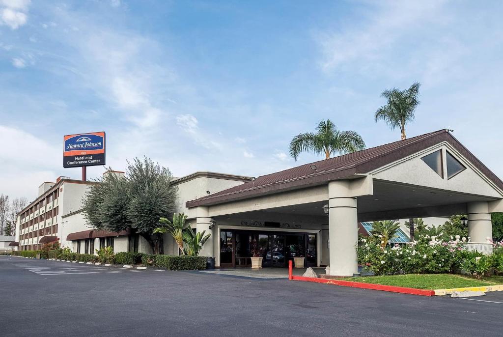 a store front of a building with a parking lot at Howard Johnson by Wyndham Fullerton/Anaheim Conference Cntr in Fullerton