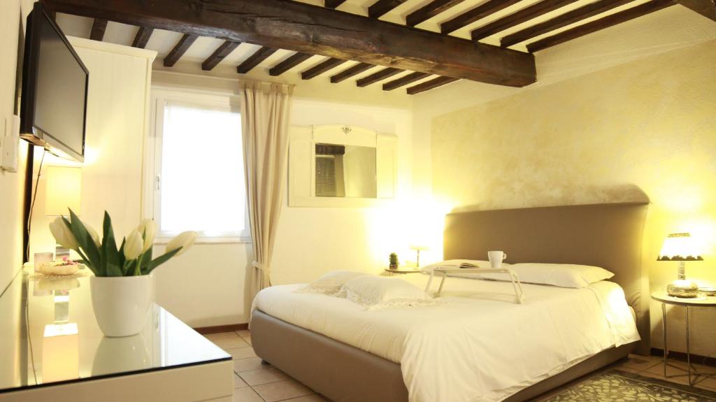 1 dormitorio con 1 cama y TV en ComeCasaTua - il Vicoletto, en Verona
