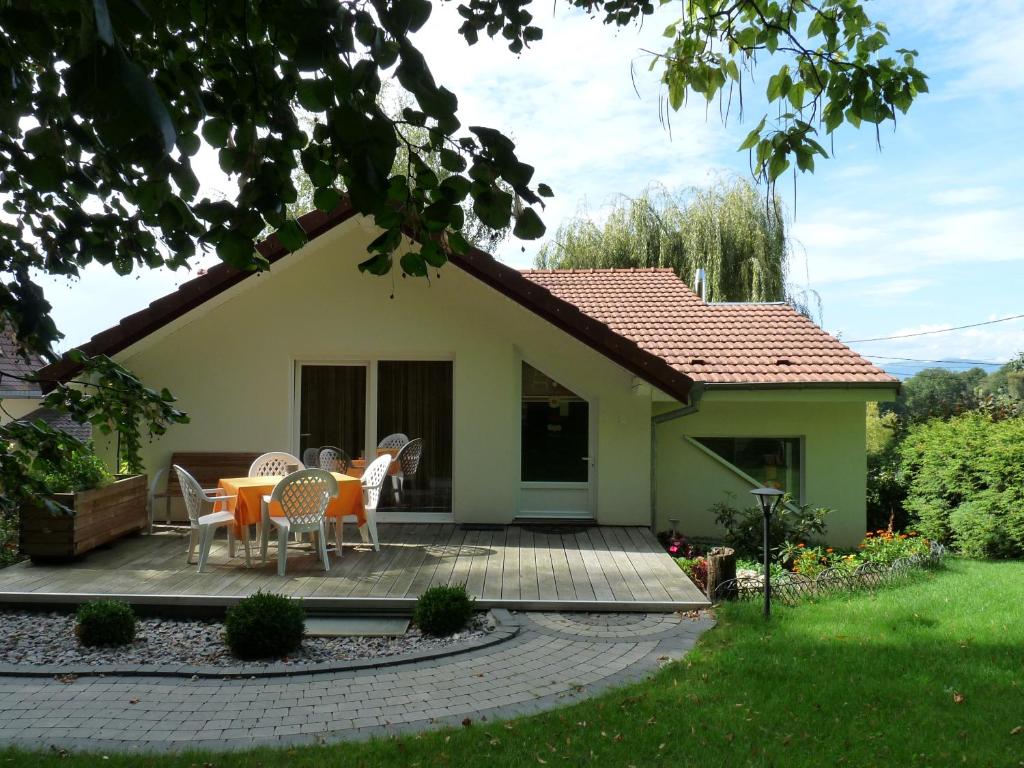 una casa con una mesa y sillas en un patio en Gîte d'Maïsala Les Mésanges en Heidwiller