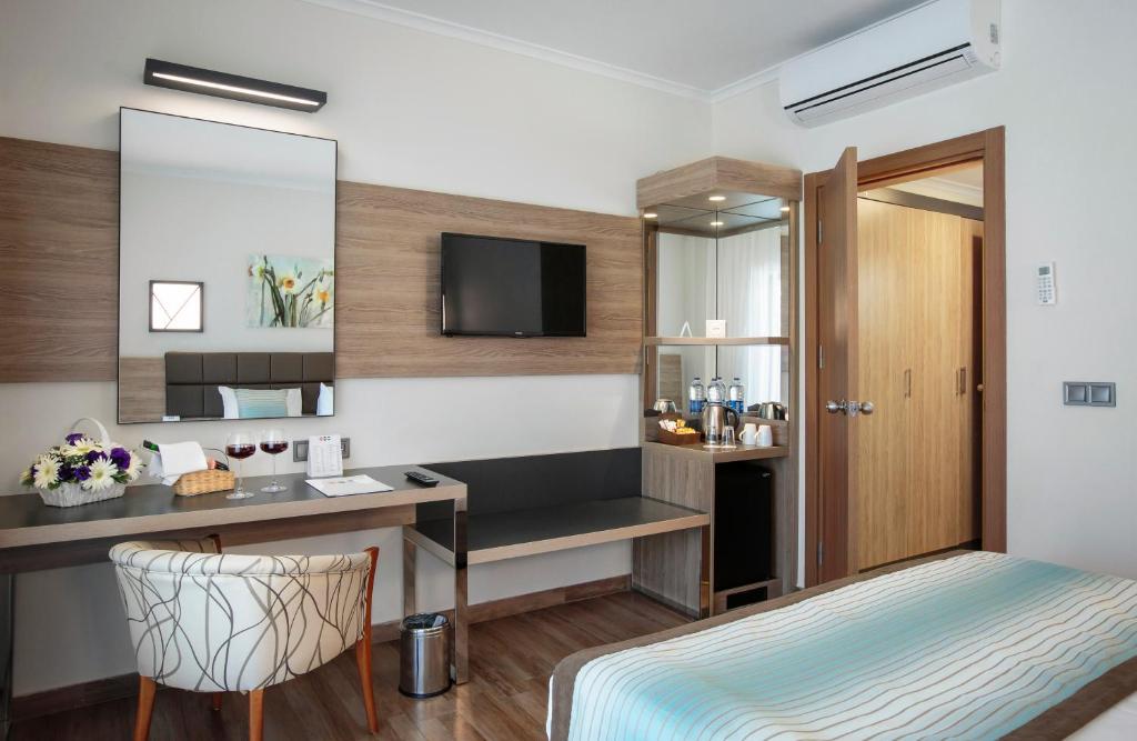 Kimeros Park Holiday Village - Ultra All Inc. Kids Concept - Family Room With Garden View