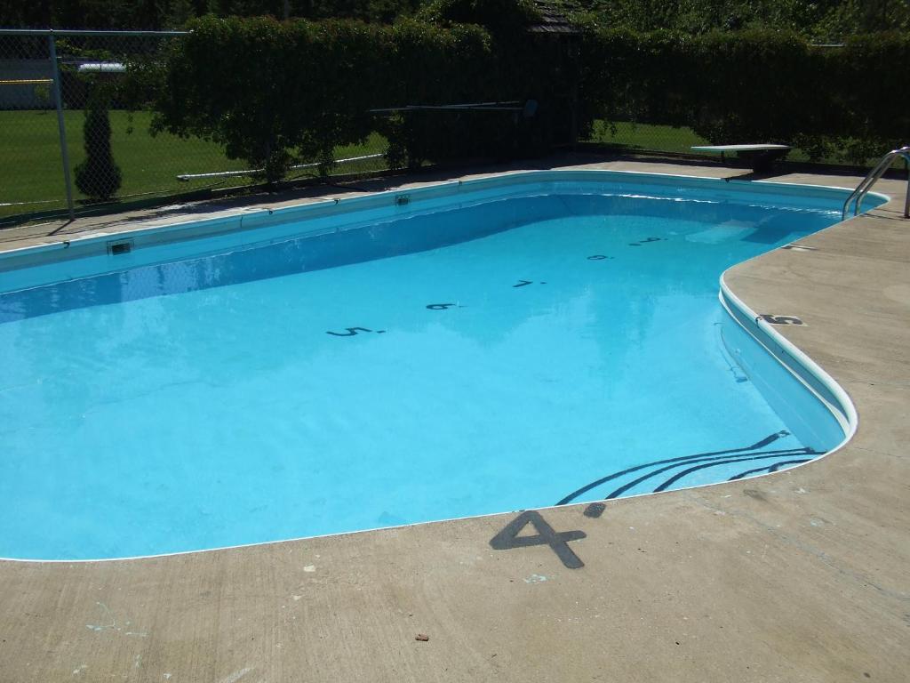 Bazén v ubytování Mary's Motel nebo v jeho okolí