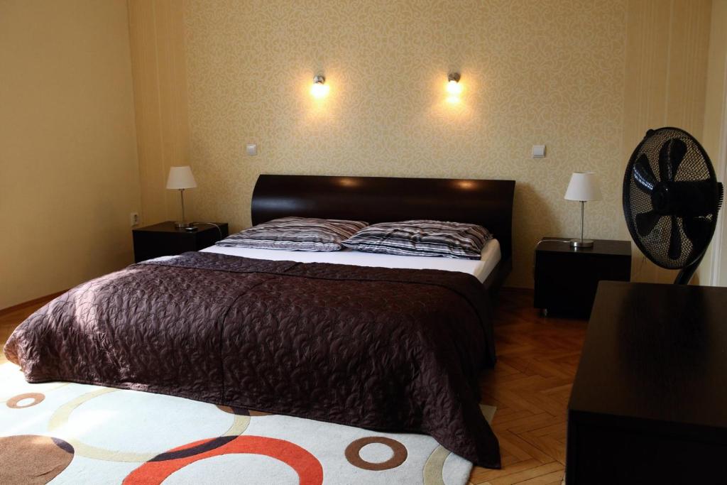 1 dormitorio con 1 cama grande y 2 mesitas de noche en Apartmán Moyzesova en Košice