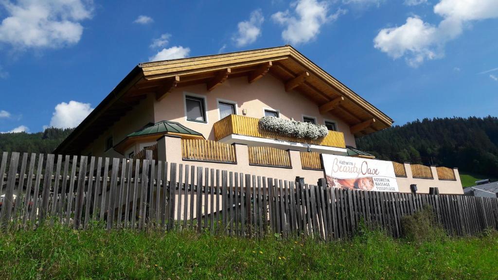ein Haus mit einem Zaun davor in der Unterkunft Chalet Sunnseitn in Radstadt
