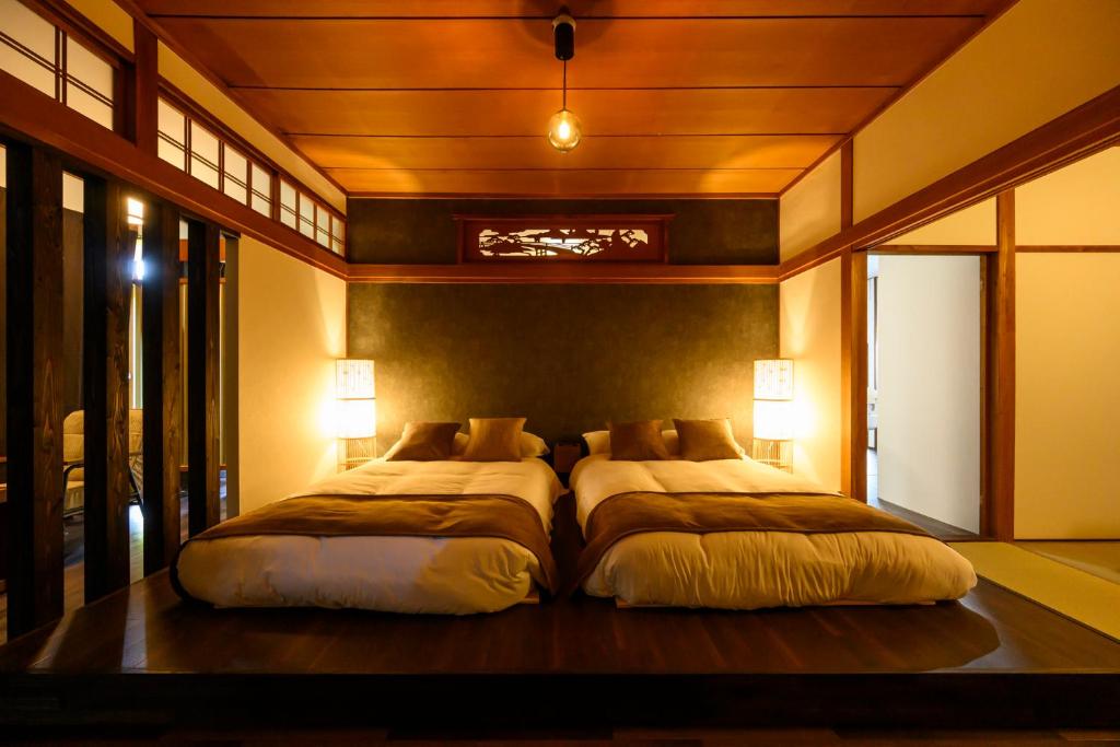 a bedroom with two beds in a room at 糸島 古雅 Koga in Itoshima