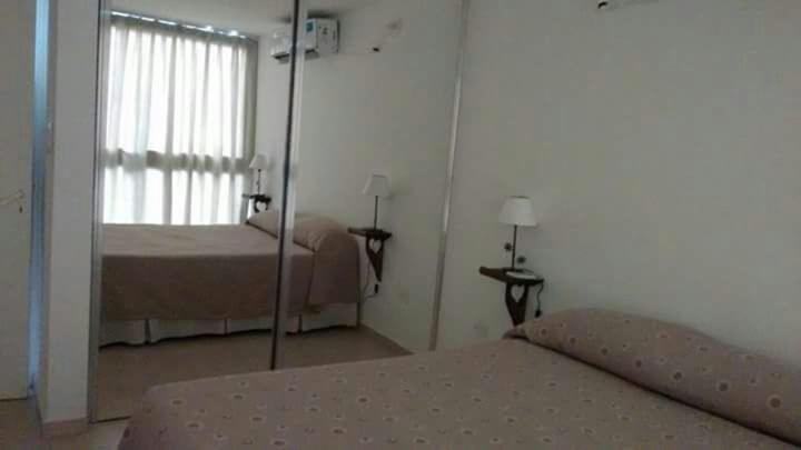 1 dormitorio con 1 cama y una ventana con en Departamento Eutico en Villa Carlos Paz