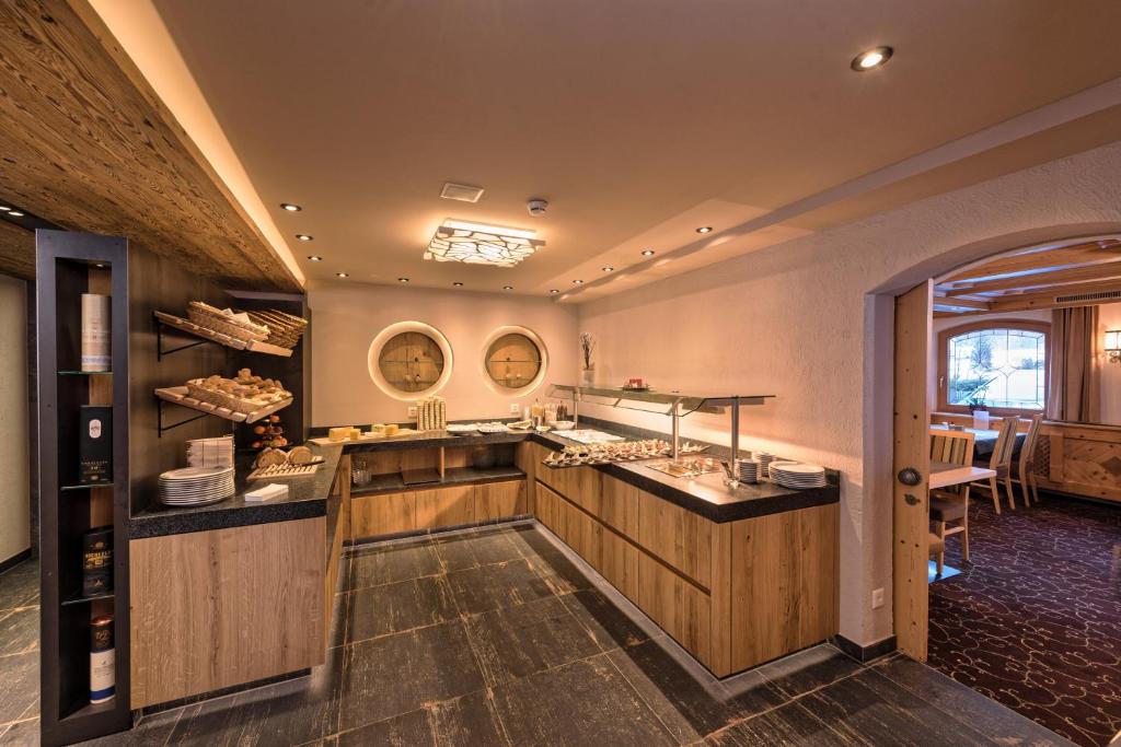 Kuchyň nebo kuchyňský kout v ubytování Hotel des Alpes