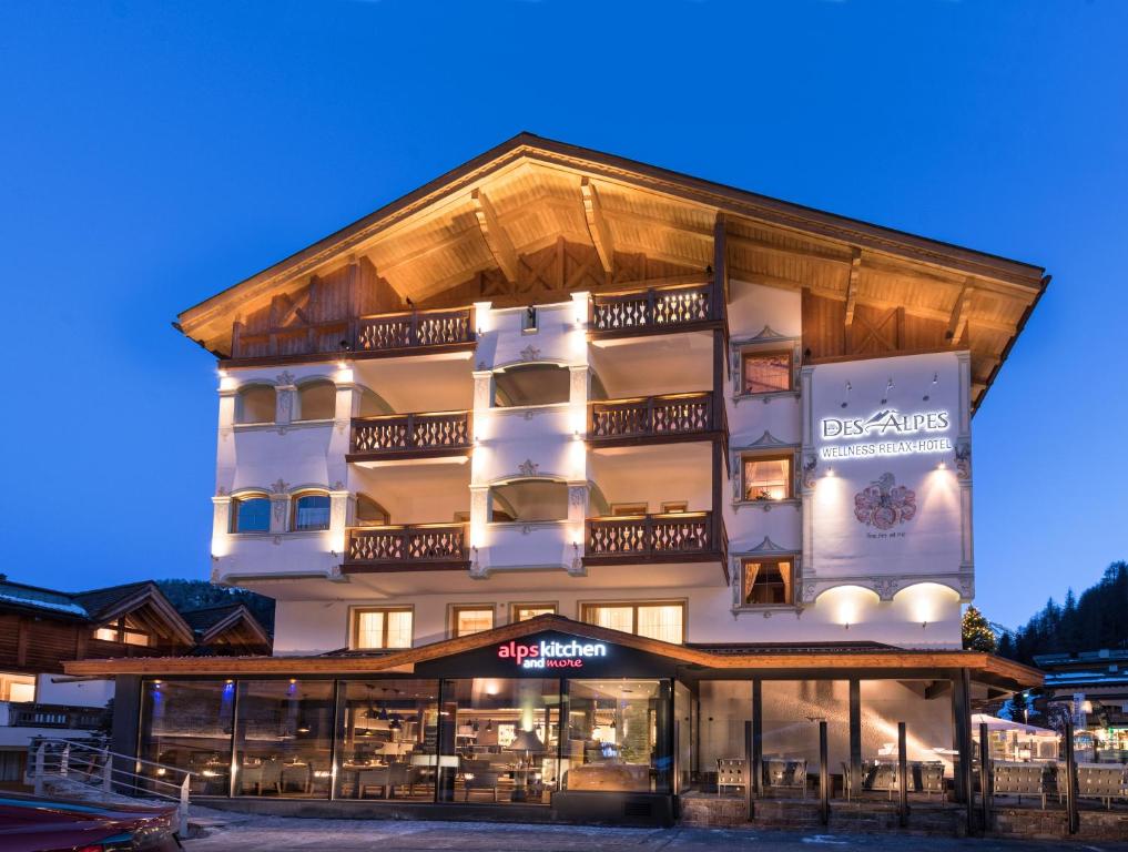 un grand bâtiment avec un panneau devant lui dans l'établissement Hotel des Alpes, à Samnaun