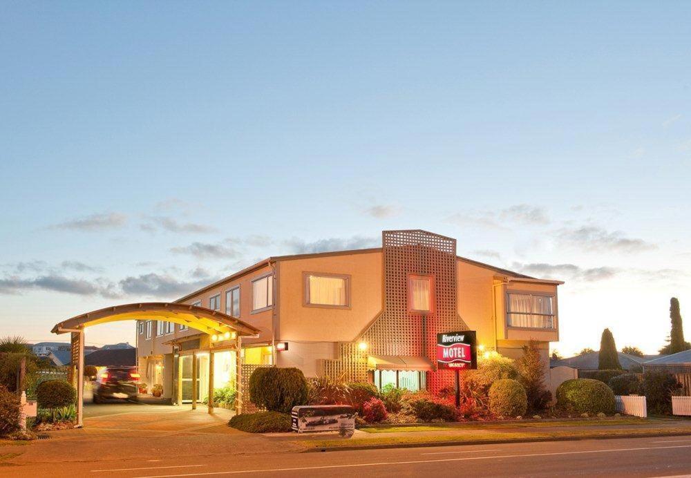 um edifício ao lado de uma rua em Riverview Motel em Whanganui